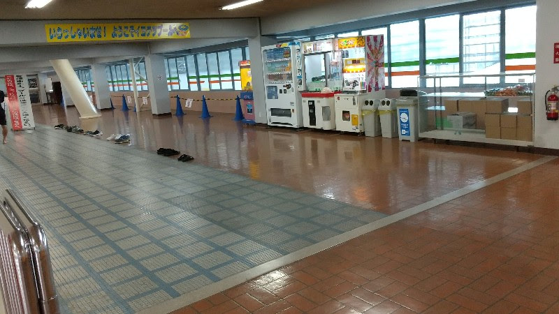 愛媛県おすすめのプール「イヨテツスポーツセンター」の更衣室とロッカー