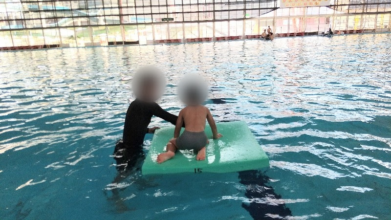 愛媛県松山市おすすめのプール「イヨテツスポーツセンターのメインプール」遊具レンタルの波乗り板で遊ぶ