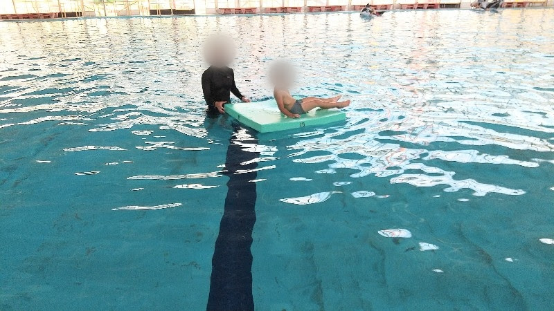 愛媛県松山市おすすめのプール「イヨテツスポーツセンターのメインプール」遊具レンタルの波乗り板で遊ぶ