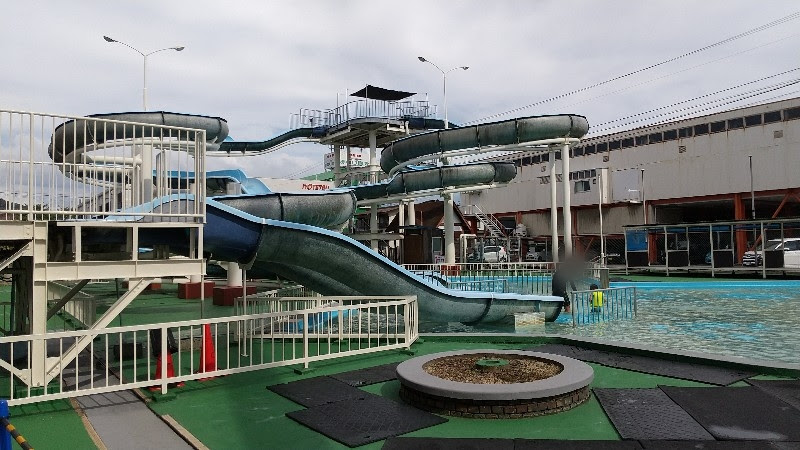 愛媛県松山市おすすめのプール「イヨテツスポーツセンターの屋外プール」幼児スライダーで遊ぶ