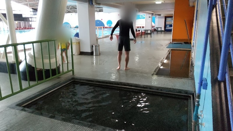 愛媛県松山市おすすめのプール「イヨテツスポーツセンター」の足洗い槽