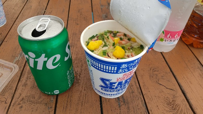 愛媛県おすすめのプール「南レクジャンボプール」の売店(食べ物)で購入したカップヌードルとジュース