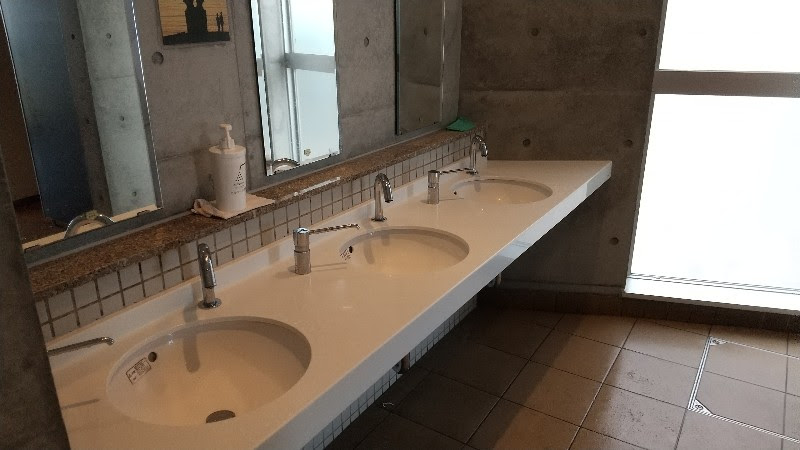 愛媛県おすすめのきれいな海水浴場、ふたみシーサイド公園（道の駅ふたみ）の女子トイレの洗面台
