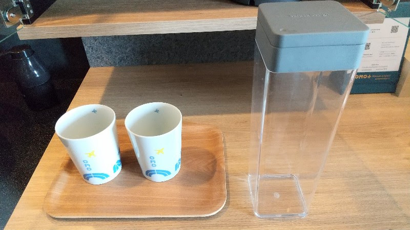 OMO関西空港 by 星野リゾートの客室にあるOMO関西空港オリジナルのフリーカップと水を保管することができる容器