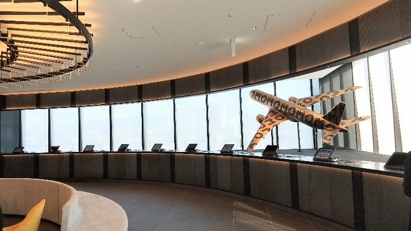 OMO関西空港 by 星野リゾート（２FのOMOベース）自動チェックイン機と飛行機の模型