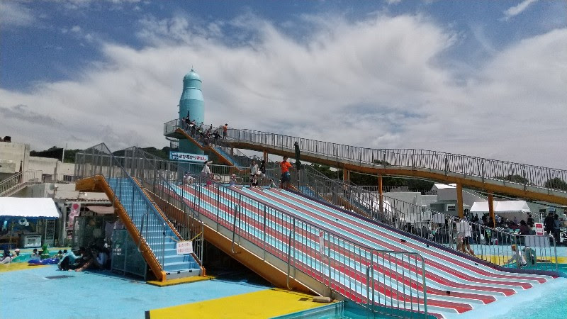 愛媛県おすすめのプール「南レクジャンボプール」の小スライダー