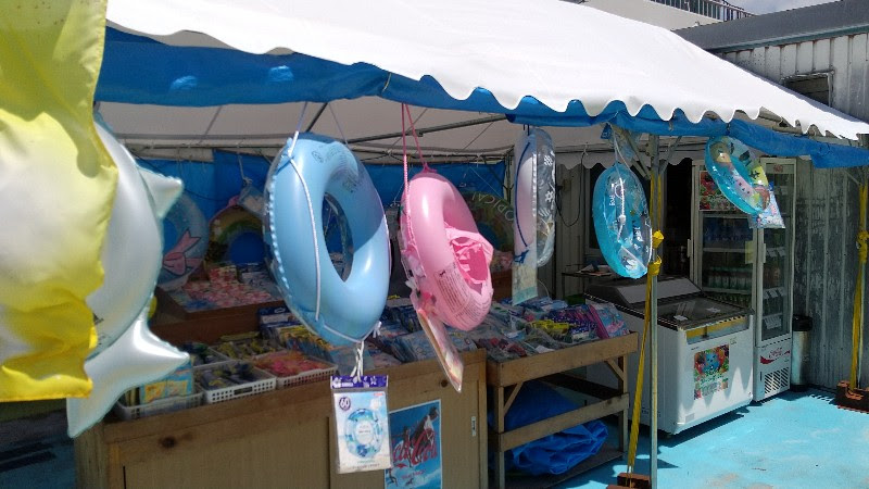 愛媛県おすすめのプール「南レクジャンボプール」の売店（浮き輪やプール用品）