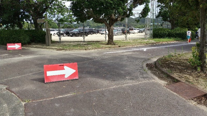 愛媛県おすすめのプール「南レクジャンボプール」の駐車場、多目的グラウンド