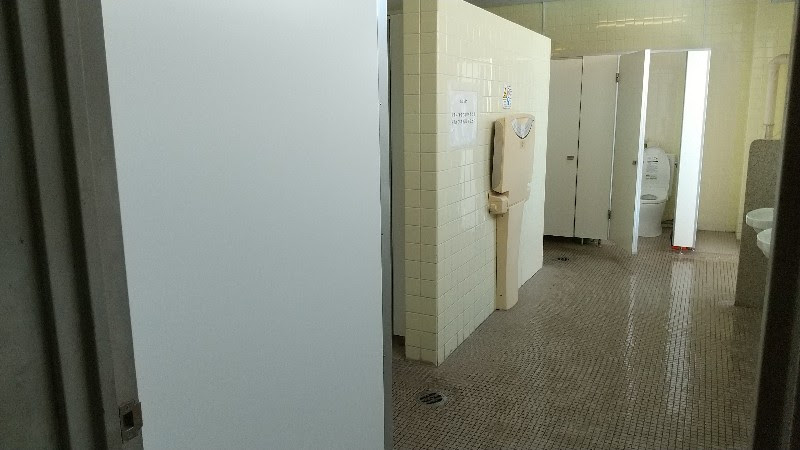 愛媛県おすすめのプール「南レクジャンボプール」、女子更衣室のトイレ