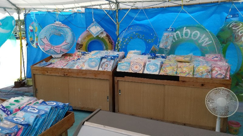 愛媛県おすすめのプール「南レクジャンボプール」の売店（浮き輪やプール用品）