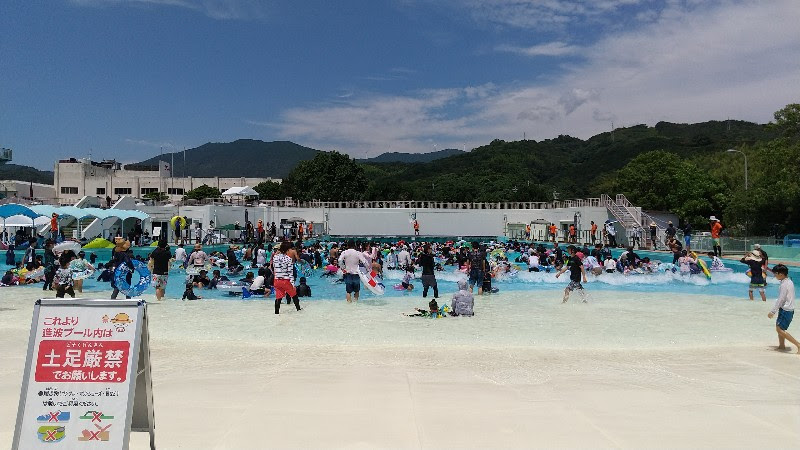 愛媛県おすすめのプール「南レクジャンボプール」の造波プール、造波中の写真