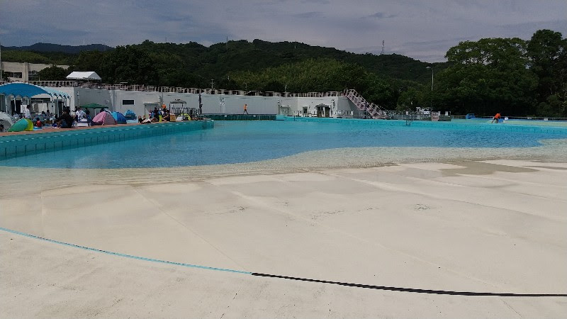 愛媛県おすすめのプール「南レクジャンボプール」の造波プール、造波終了の写真