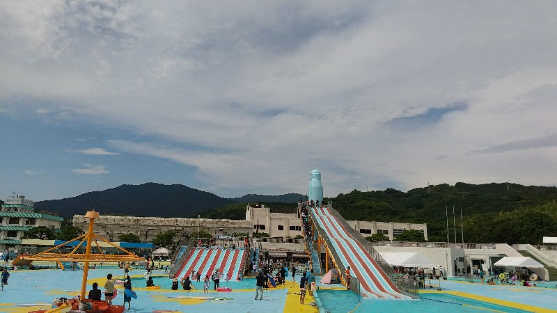 愛媛県おすすめのプール「南レクジャンボプール」の大スライダーと小スライダー