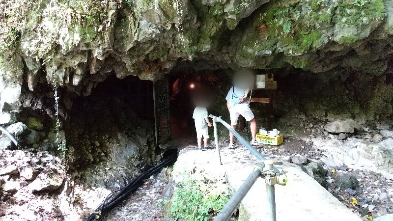 北宇和郡鬼北町のおすすめスポット、安森洞そうめん流しにある鍾乳洞（しょうにゅうどう）で洞窟探検