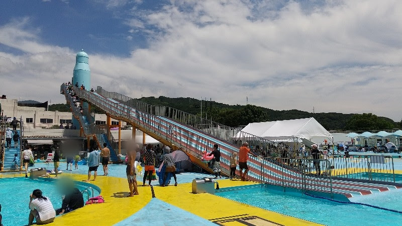 愛媛県おすすめのプール「南レクジャンボプール」の大スライダー