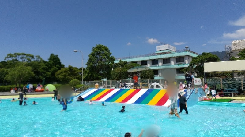 愛媛県おすすめのプール「南レクジャンボプール」の幼児スライダーと幼児プール