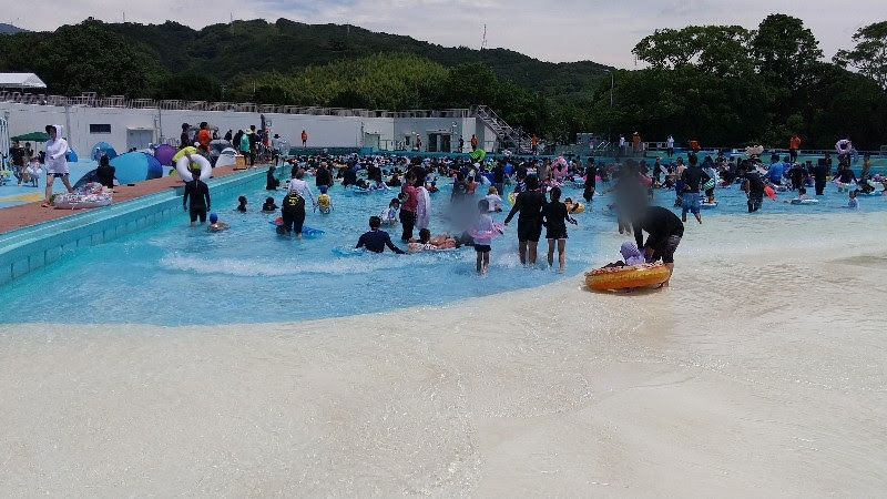 愛媛県おすすめのプール「南レクジャンボプール」の造波プールの営業中