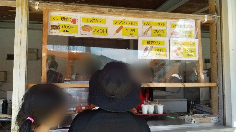 愛媛県おすすめのプール「南レクジャンボプール」の売店(食べ物)、たこ焼き、じゃこかつ、フランクフルト、ポテト、からあげ、焼き鳥、チーズミニドッグ
