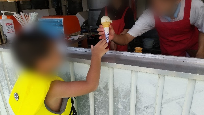 愛媛県おすすめのプール「南レクジャンボプール」の売店(食べ物)でアイスを購入