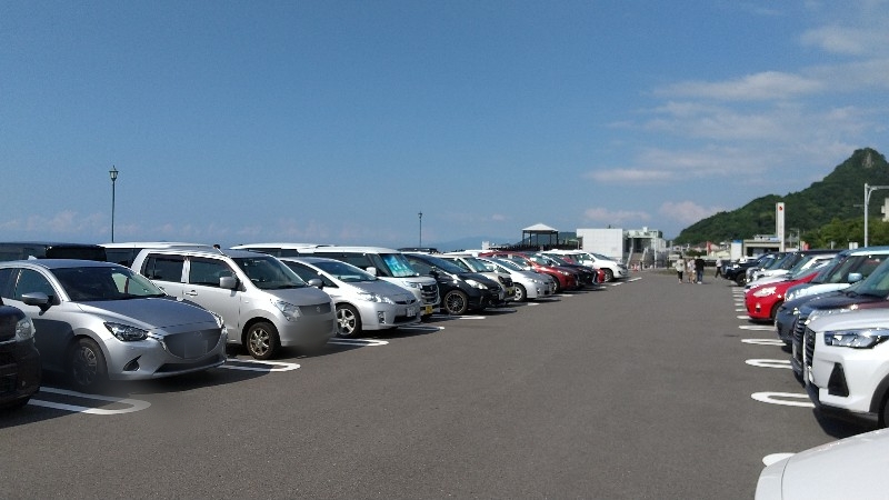 愛媛県おすすめの海水浴場、ふたみシーサイド公園（道の駅ふたみ）の西側駐車場