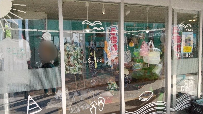 愛媛県おすすめのきれいな海水浴場、ふたみシーサイド公園（道の駅ふたみ）、海風ごはん通り なだなだにある「Two Seas Hi Shop（トゥーシーズハイショップ）」