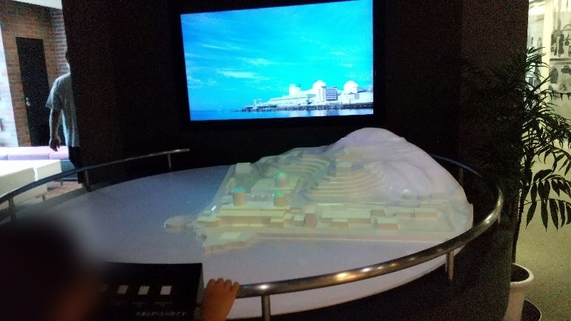 「道の駅 きらら館」の隣にある、伊方発電所の「伊方ビジターズハウス(PR館)」本館・原子力展示ホールの伊方発電所の模型