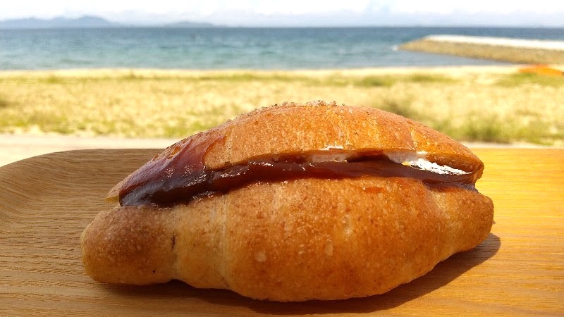 「ぱんやさんRin」松山市、堀江海水浴場の近くのメニュー豊富なおいしいパン屋さんで購入したキャラメル＆生クリームのパン