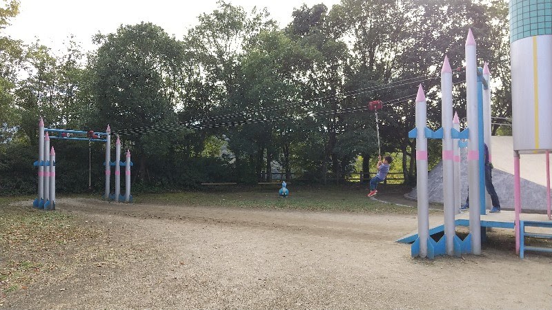 子どもが遊べる遊具のある宇和島市「三間町運動公園」児童広場のターザンロープ
