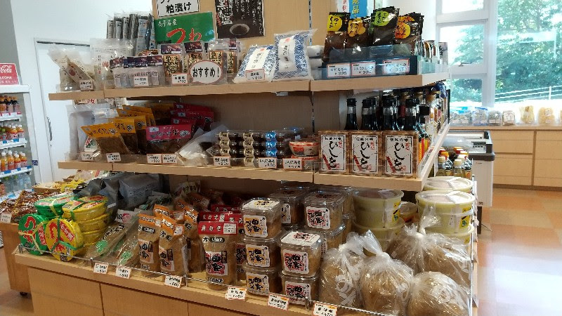 「道の駅 伊方きらら館」特選品販売コーナーの麦みそやつわぶき加工品、佐田岬メロディーラインのドライブ中に立ち寄りたいおススメのスポット