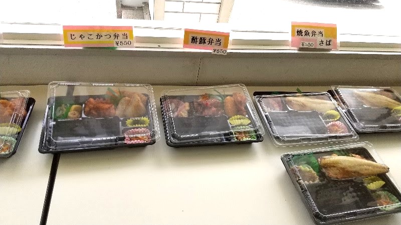 松山市北条エリア、安くて美味しいワンコインランチにおすすめ「珊瑚礁のお弁当屋さん」の焼魚弁当(サバ)、酢豚弁当、じゃこかつ弁当