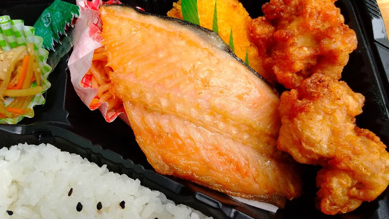 松山市北条エリア、安くて美味しいワンコインランチにおすすめ「珊瑚礁のお弁当屋さん」の鮭弁当