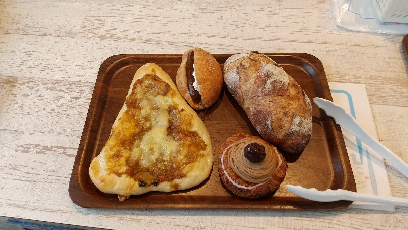 「ぱんやさんRin」松山市、堀江海水浴場の近くのメニュー豊富なおいしいパン屋さんで購入したパン