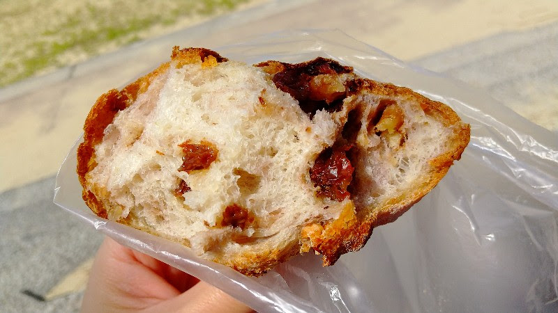 「ぱんやさんRin」松山市、堀江海水浴場の近くのメニュー豊富なおいしいパン屋さんで購入したレーズンとくるみのカンパーニュを食べる