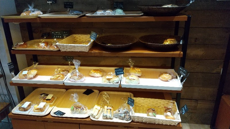 えひめ中央ひなたCAFEのパンコーナー、愛媛の旬のフルーツが味わえる松山駅周辺のカフェ