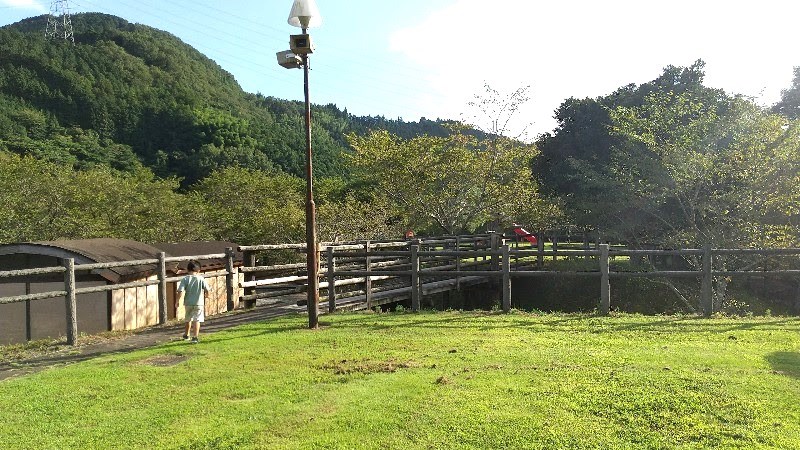 栗の里公園にあるアスレチック遊具、家族で楽しめる「ふれあい広場」伊予市中山町の無料の遊び場