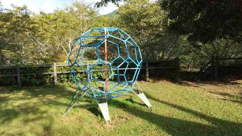 栗の里公園にある丸い形のジャングルジム「ふれあい広場」、伊予市中山町の無料の子どもの遊び場