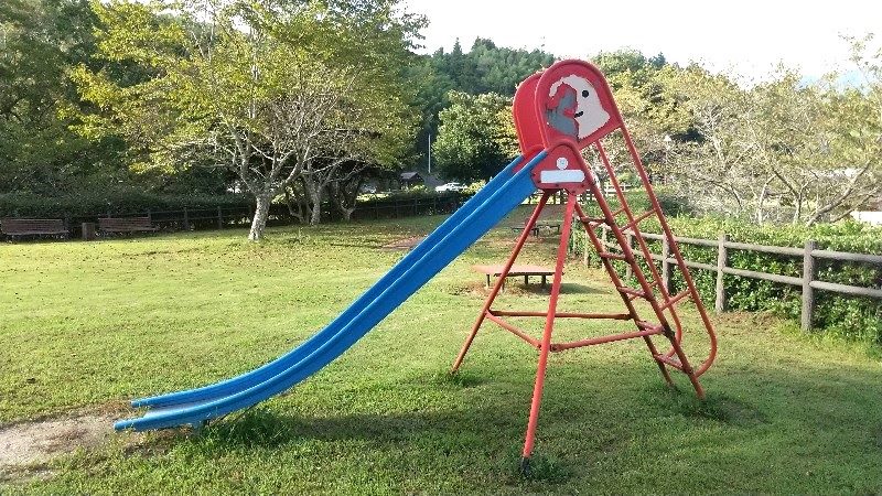栗の里公園にある滑り台「ふれあい広場」、伊予市中山町の無料の子どもの遊び場