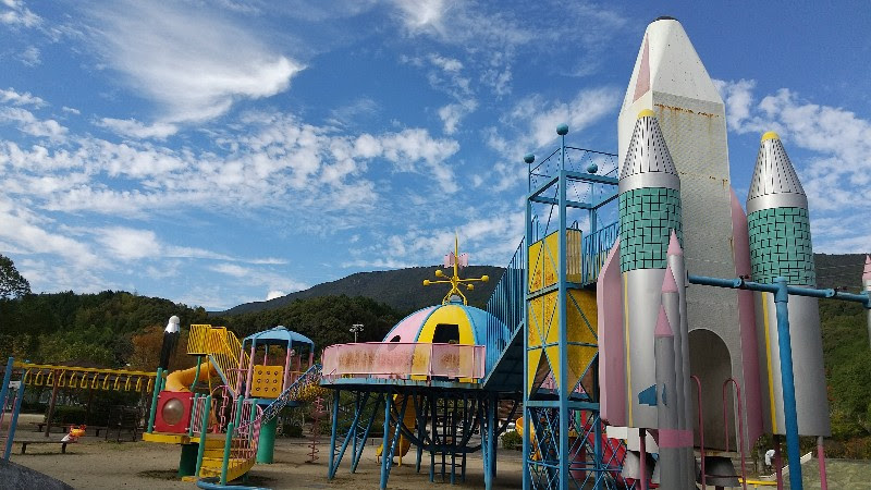 子どもが遊べる遊具のある宇和島市「三間町運動公園」児童広場のロケットステーションのような大型遊具