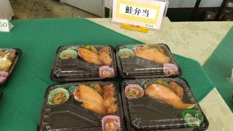 松山市北条エリア、安くて美味しいワンコインランチにおすすめ「珊瑚礁のお弁当屋さん」の鮭弁当