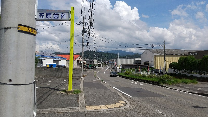 「ぱんやさんRin」松山市、堀江海水浴場の近くのメニュー豊富なおいしいパン屋さんの前の道