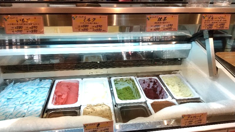 えひめ中央ひなたCAFEのジェラート、愛媛の旬のフルーツが味わえる松山駅周辺のカフェ