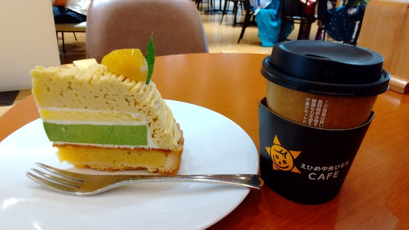 えひめ中央ひなたCAFEで栗のモンブランケーキとプリンとコーヒーのカフェタイム、愛媛の旬のフルーツが味わえる松山駅周辺のカフェ