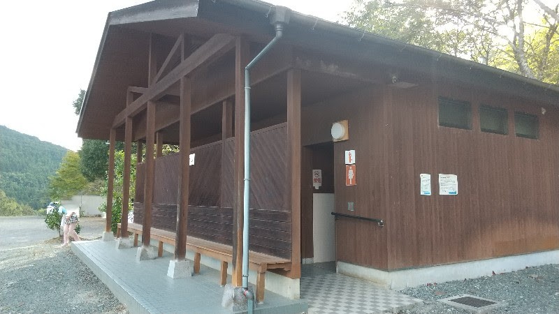 栗の里公園にあるトイレ、伊予市中山町のおすすめの遊び場