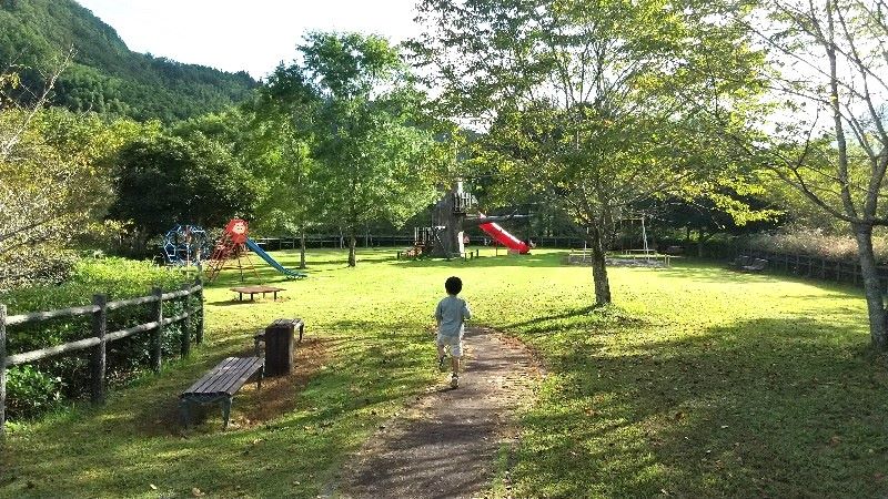 栗の里公園にあるアスレチック遊具、家族で楽しめる「ふれあい広場」伊予市中山町の無料の遊び場
