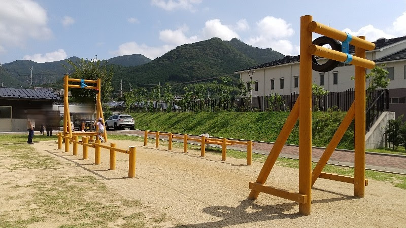 西予ちぬやパーク（西予児童公園）、新しい木製遊具のターザンロープ