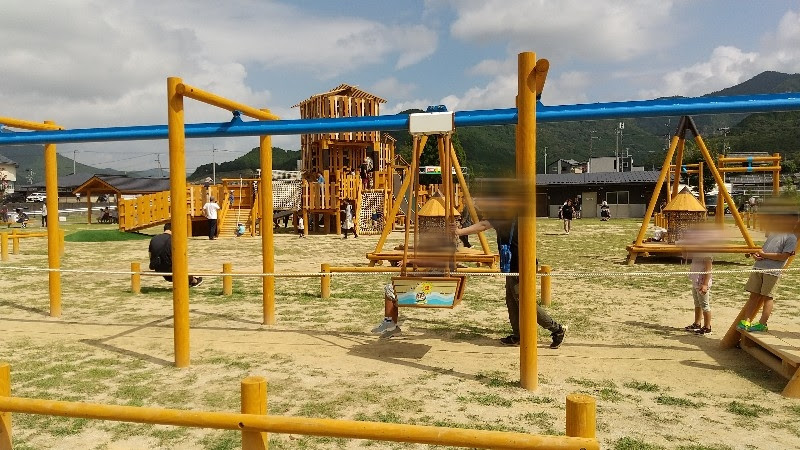 西予ちぬやパーク（西予児童公園）、新しい木製遊具のゴンドラ