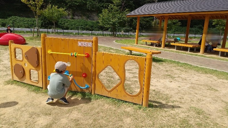 西予ちぬやパーク(西予児童公園)、新しい木製遊具のパネルあそび