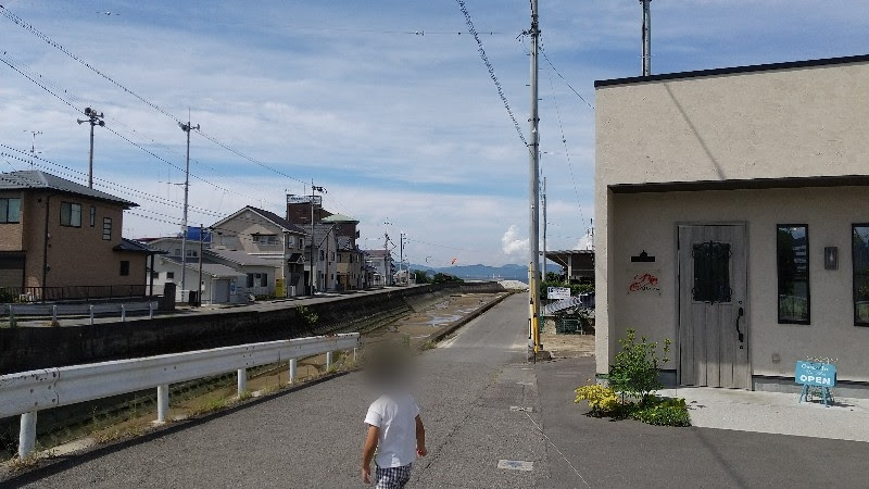 「ぱんやさんRin」松山市、堀江海水浴場の近くのメニュー豊富なおいしいパン屋さんのスタイリッシュな外観