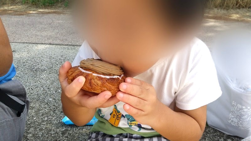 「ぱんやさんRin」松山市、堀江海水浴場の近くのメニュー豊富なおいしいパン屋さんで購入した栗のモンブランデニッシュを食べる