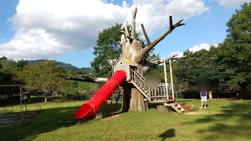 栗の里公園にあるアスレチック遊具「ふれあい広場」、伊予市中山町の無料の子どもの遊び場